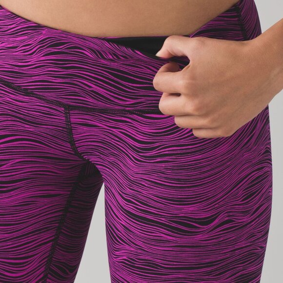 LULUMON WUNDER UNDER CROP LIFE LINES POLAR PINK/BLK SZ 6 YOGA LUXETREME FABRIC - Picture 2 of 5